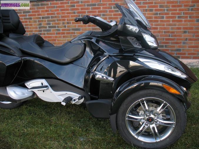 Jolie Can-Am Spyder RTS 2011