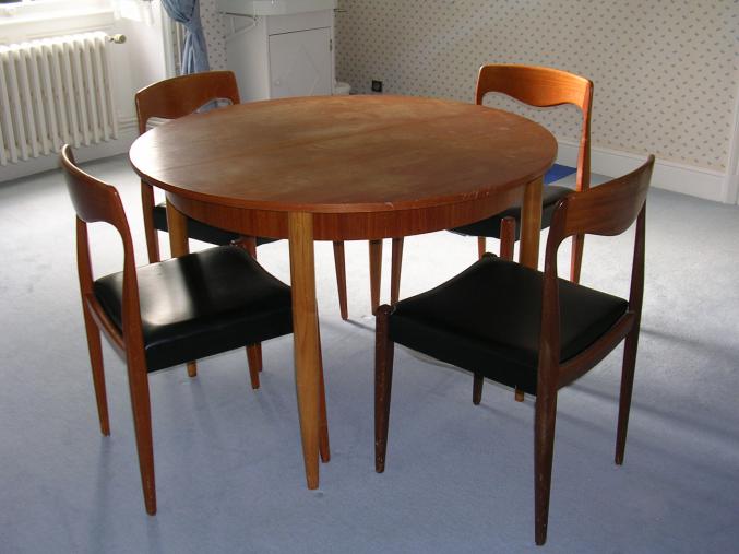 Table et ses 4 chaises.