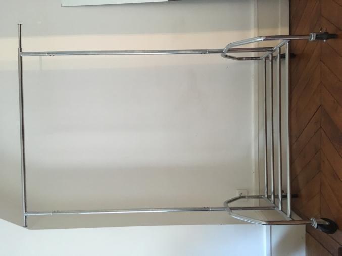 Portant vêtements neuf