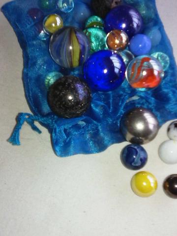 Un lot de petites et grosses billes