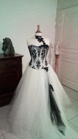 Vends robe de mariée en tulle ivoire et noire
