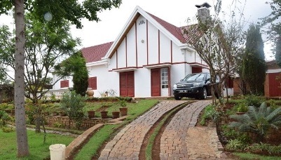 A VENDRE SUPERBE VILLA BASSE MEUBLÉE AVEC BEAU JARDIN