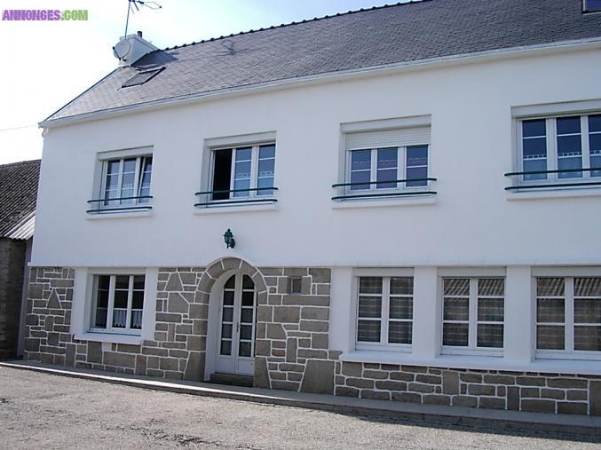 Maison avec dépendances et terrain