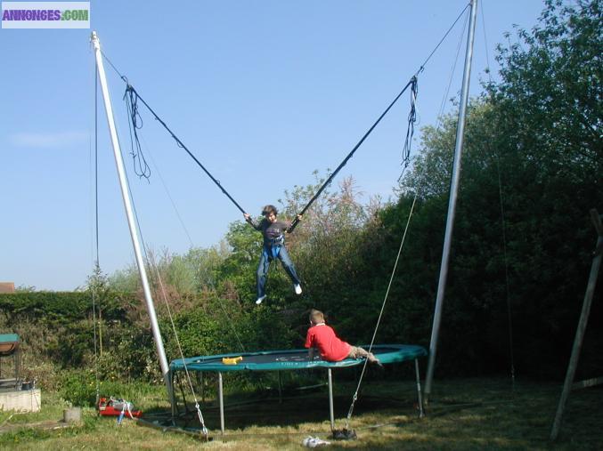 Trampoline assisté par élastique
