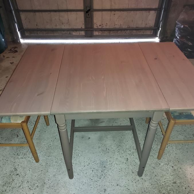 TABLE DE CUISINE ET CHAISES