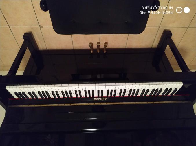 Piano droit, laqué noir, magnifique