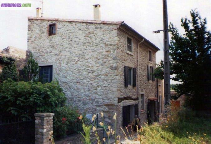 17km Uzès, maison de village en pierres à rénover