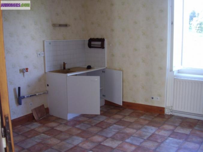 Ds petite copro F2 isole 44M2 en RDC centre ville