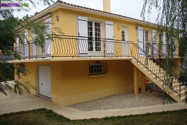 St Georges des Coteaux. Maison 180 m², terrain 1115 m². ETAT PARFAIT