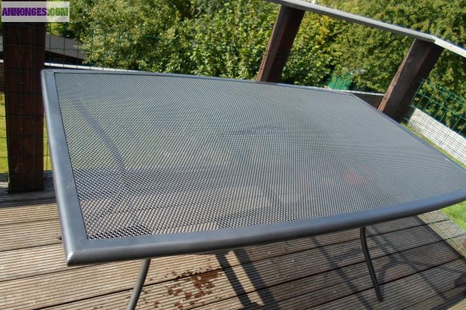 Pensez déjà à votre table de jardin.