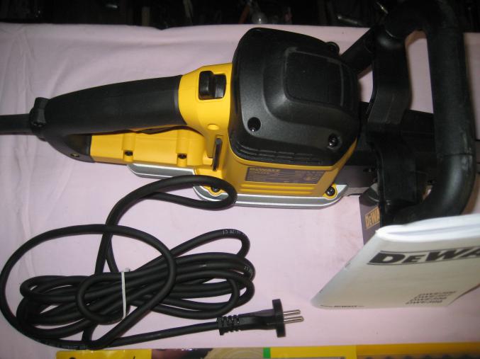 SCIE ALLIGATOR DEWALT  DWE 398 NEUVE