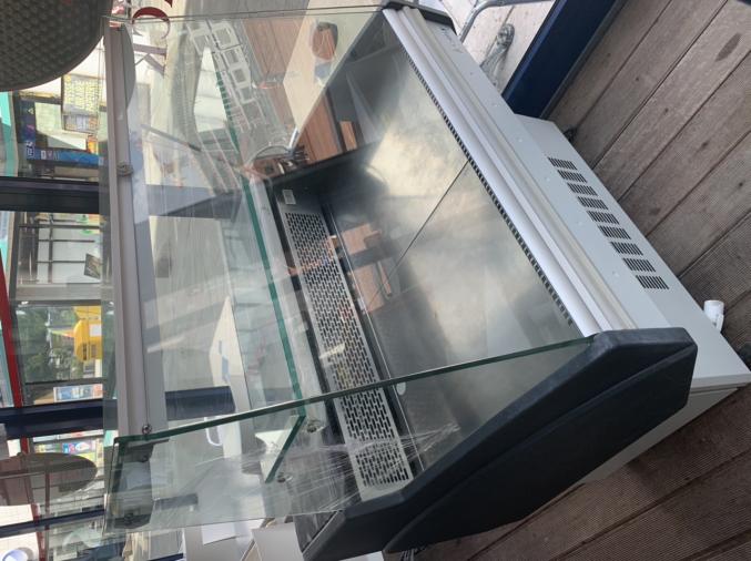 Vitrine réfrigérée sur roulettes 