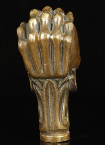 POMMEAU DE CANNE SKULL AVEC MAIN POSEE