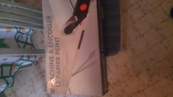 Machine a encoller le papier peint