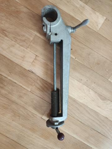 Bras à aiguilles pour table de coupe et matelassage basculante