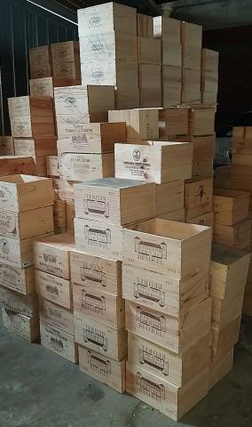 Décorez votre interieur avec des caisses de vin et estampes