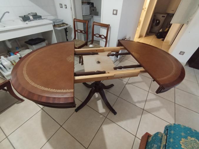 Table Merisier Tres bon Etat avec ses 4 Chaises