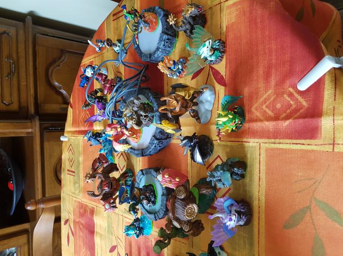 Deux jeux Nintendo Skylanders + lot de figurines
