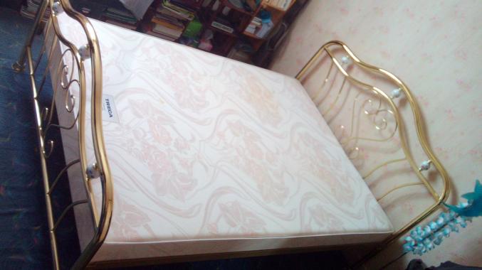 Lit laiton doré/boules céramique + sommier