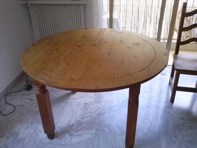 Table meubles de tv et 4 chaises