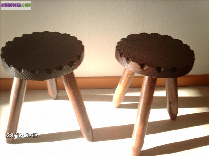 DEUX PETITS TABOURETS