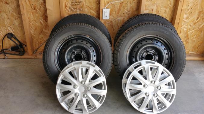 Pneus d'hiver toyo avec jantes.