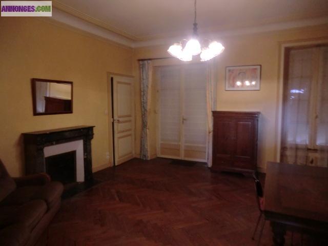 Grande maison avec nombreux garages