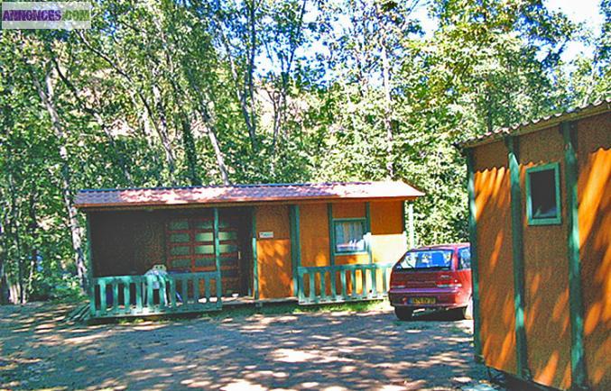 Chalets dans un camping avec piscine biologique en pleine nature