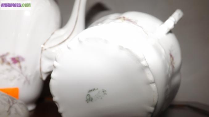 Lot cafetière ancienne, sucrier, pot à lait