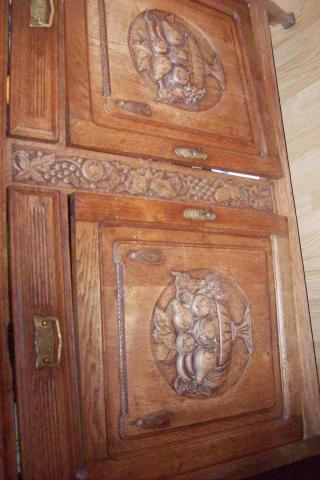 Meuble ancien avec motif cuisine