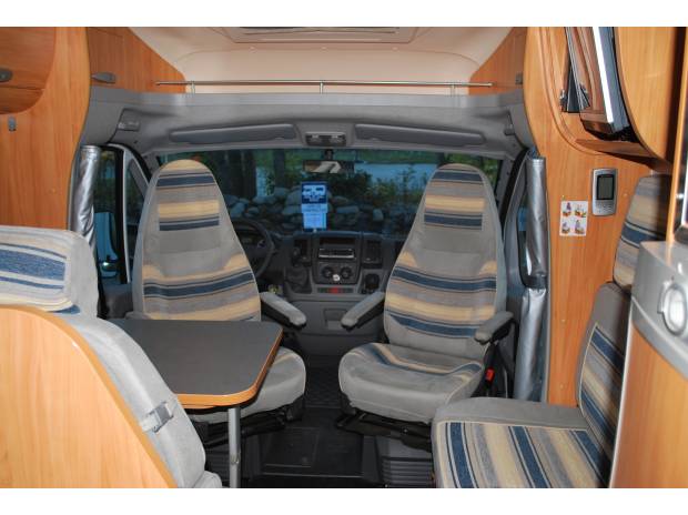 Couple donne CAMPING CAR ADRIA 690 SP