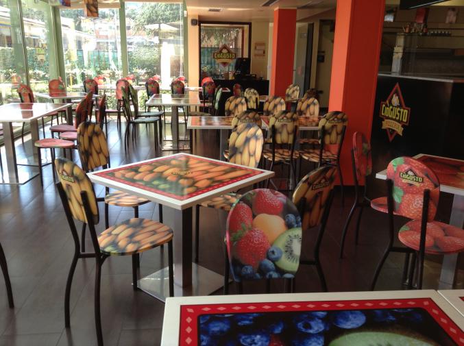 Chaises et tables personnalisées