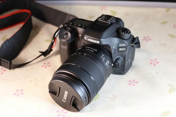 Canon 80D avec Objectif 18-135mm