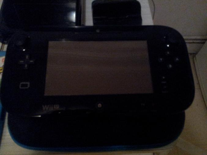 WiiU+ 2 jeux+ 2 nunchuck/wiimote+Housse
