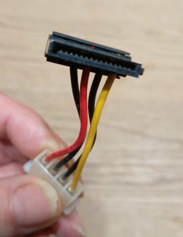 Adaptateur alimentation SATA coudé vers Molex