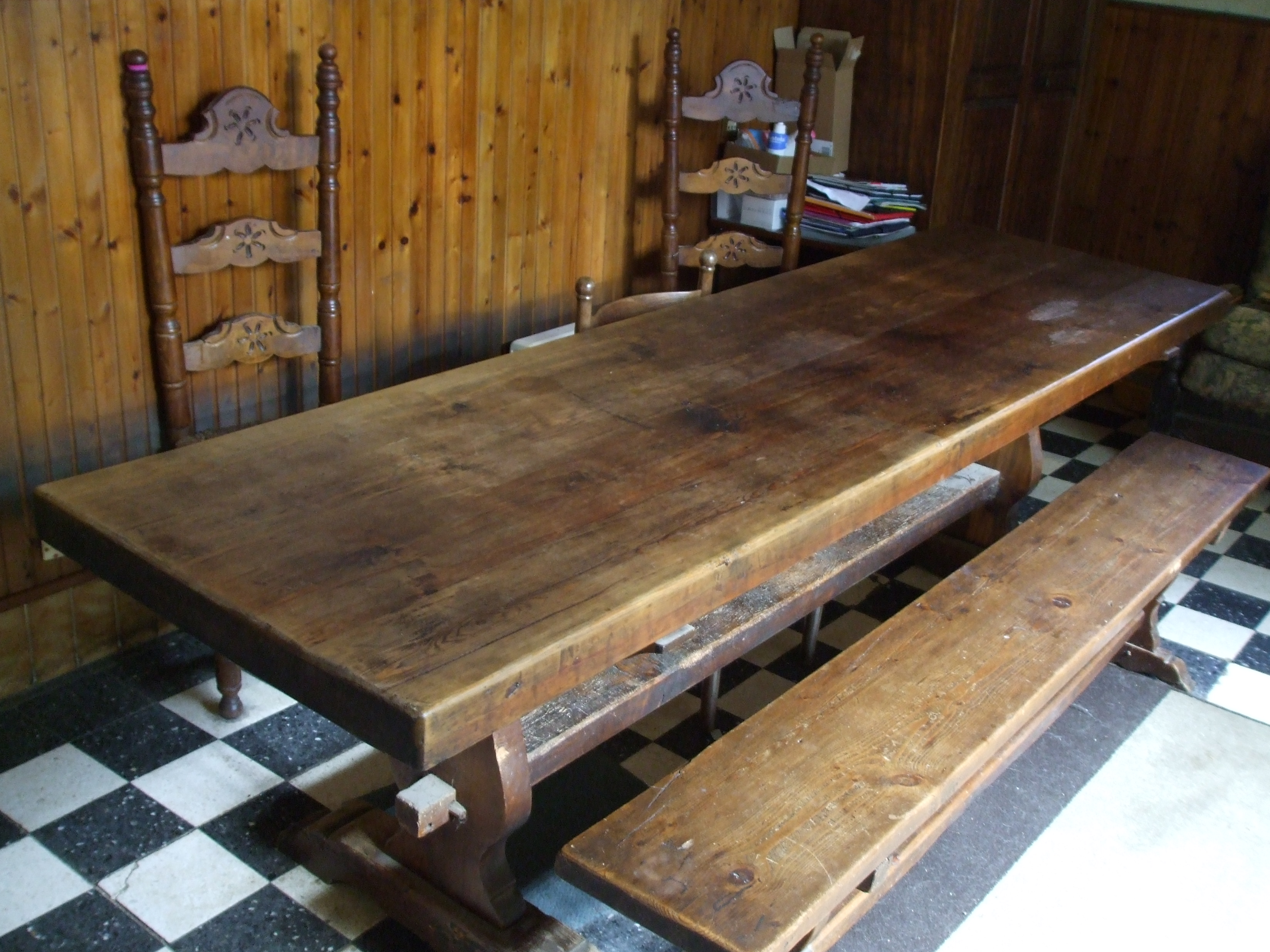Table, chaises et banc en chene