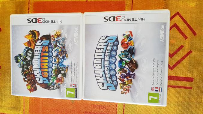 Deux jeux Nintendo Skylanders + lot de figurines