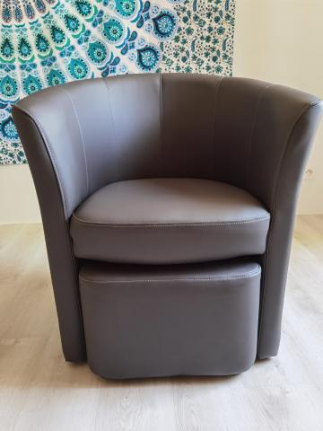 Fauteuil et son pouf assorti, comme neufs