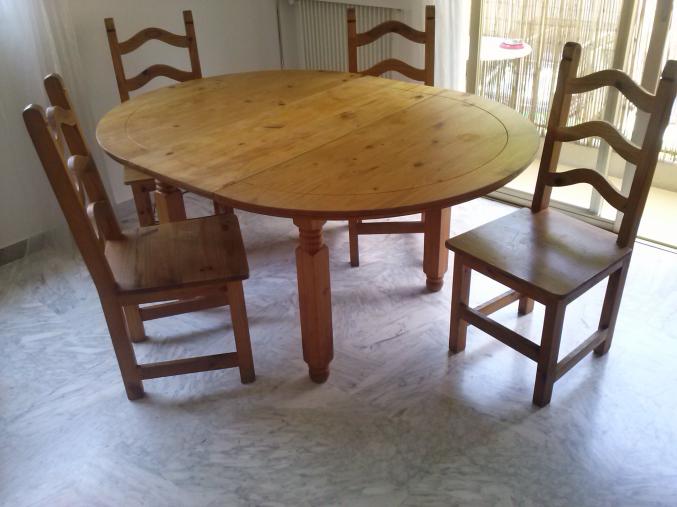 Table meubles de tv et 4 chaises