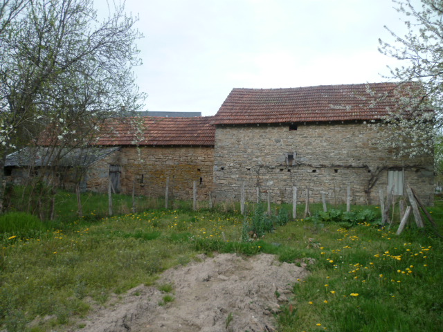 Maison à rénover + grange + dépendances à SAINT-VICTOR-EN-MARCHE