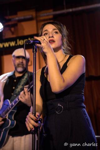 Donne cours de chant et interprétation