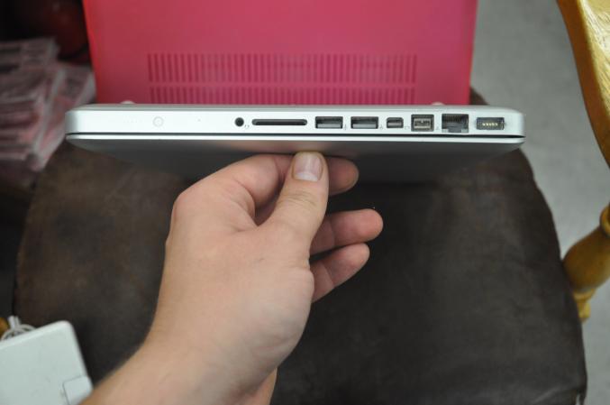 Apple MacBook Pro 13,3 Portable - Clavier Azerty