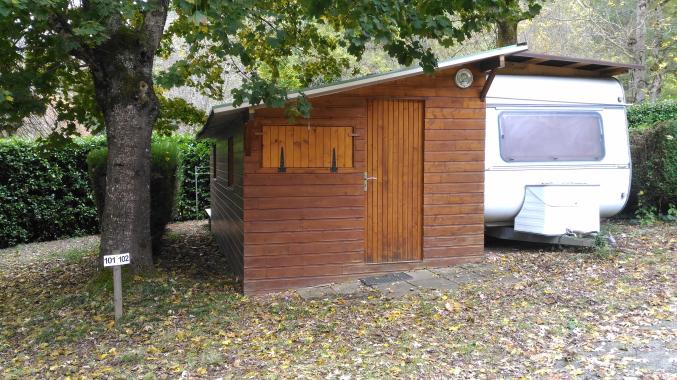 Caravane et son toit de marque ADRIA auvent bois style chalet et isolé, avec volets...