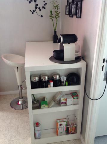 Table bar laquée + 2 tabourets 