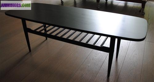 TABLE BASSE SALON SUEDOIS - BOIS VERNIS vers 1960