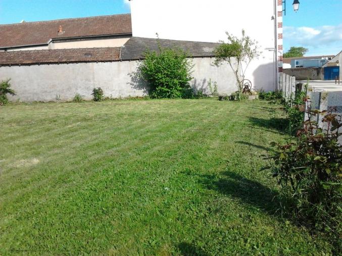 Terrain à bâtir de 912 m2 plein centre bourg de Pierrefitte ès Bois