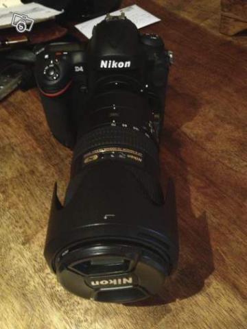 NIKON D4 plus objectif et accessoires ETAT NEUF