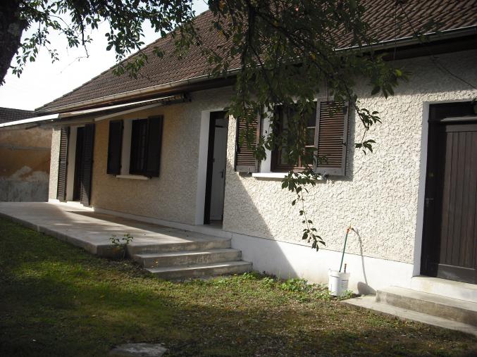 Maison à louer sur terrain clos de 1350 M2 avec garage accolé.