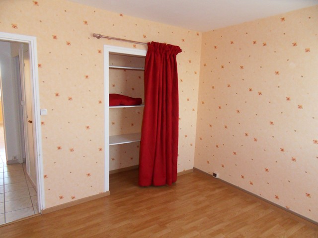 Bourges, F4 72m² (3 ch)  525€ résid. M. SEMBAT libre de suit