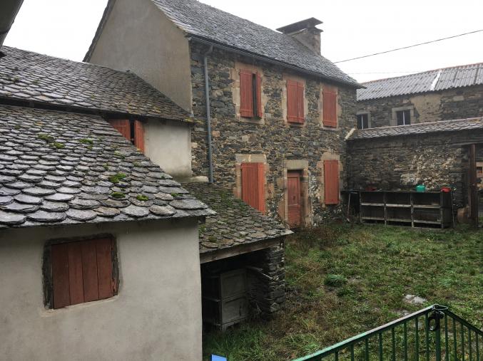 Maison T6 en pierre bleu